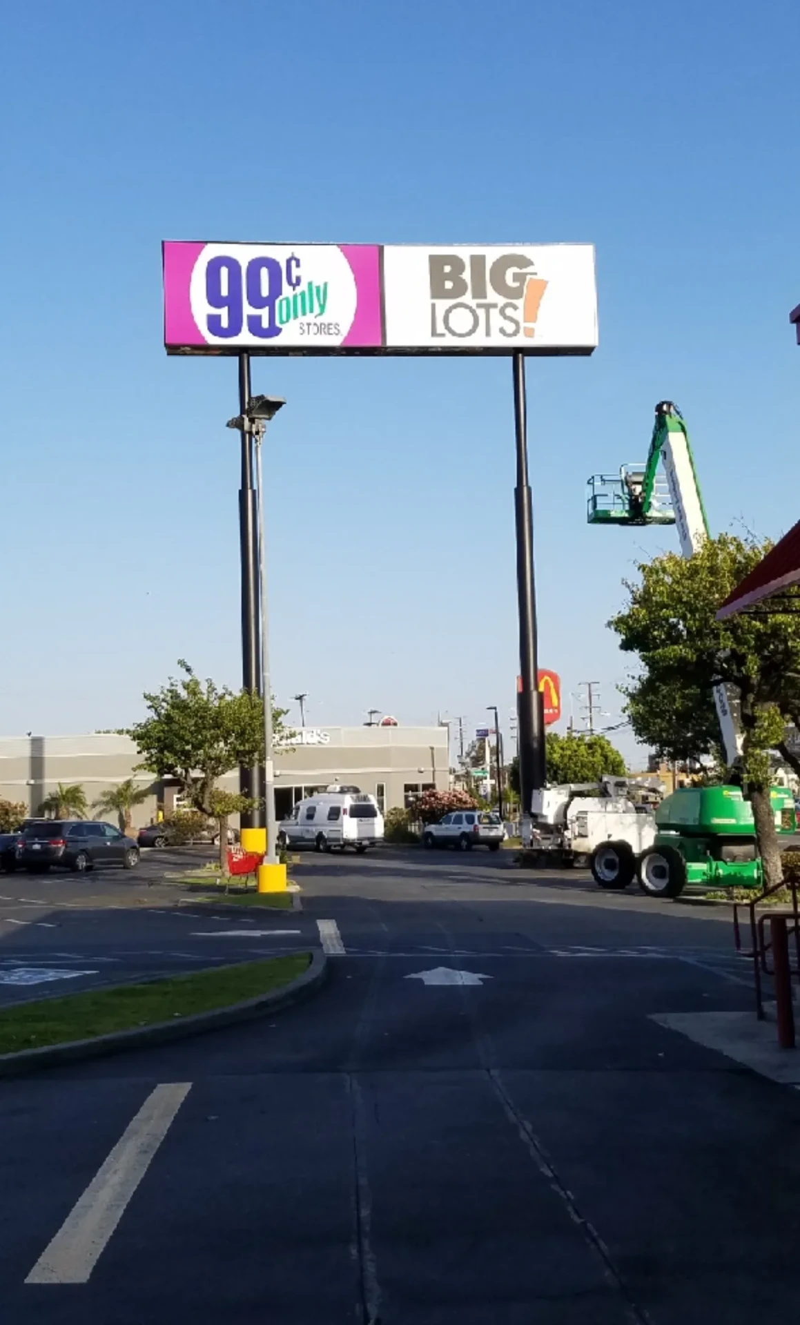 Commercial tenant pylon sign
