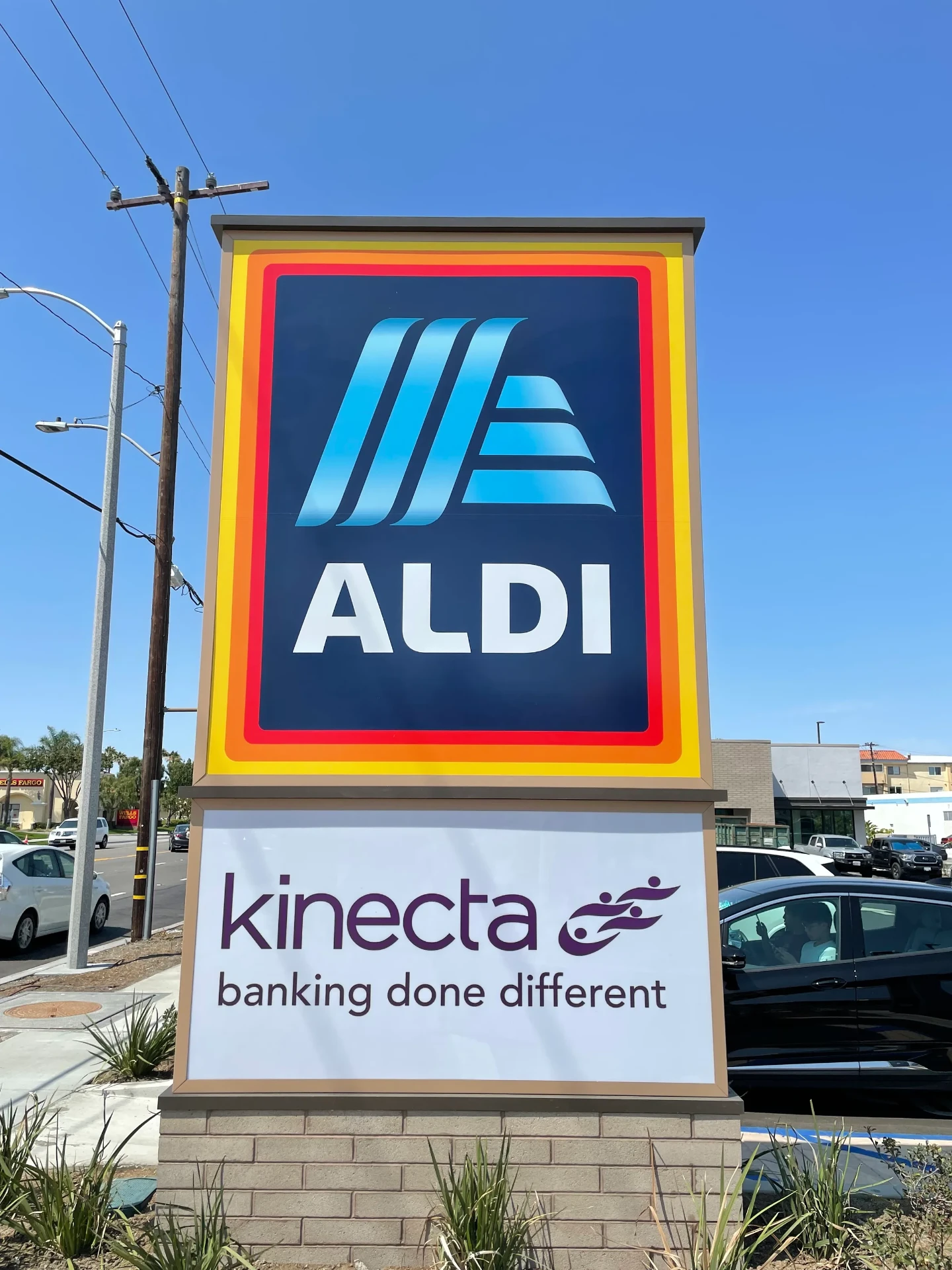 ALDI and Kinecta multi-tenant monument sign