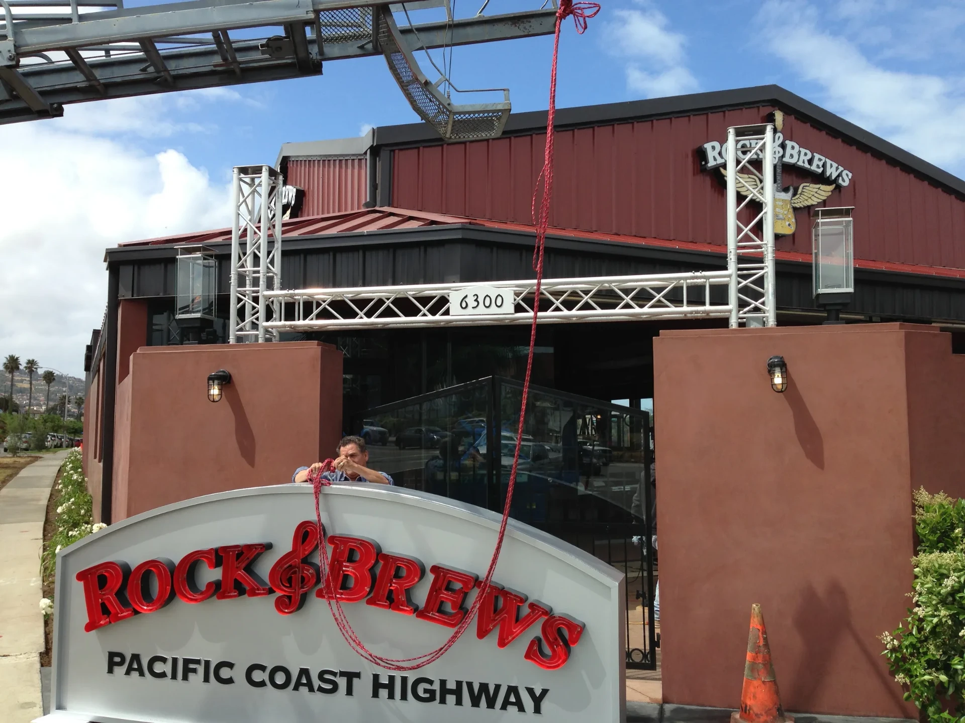 Rock & Brews entrance signage