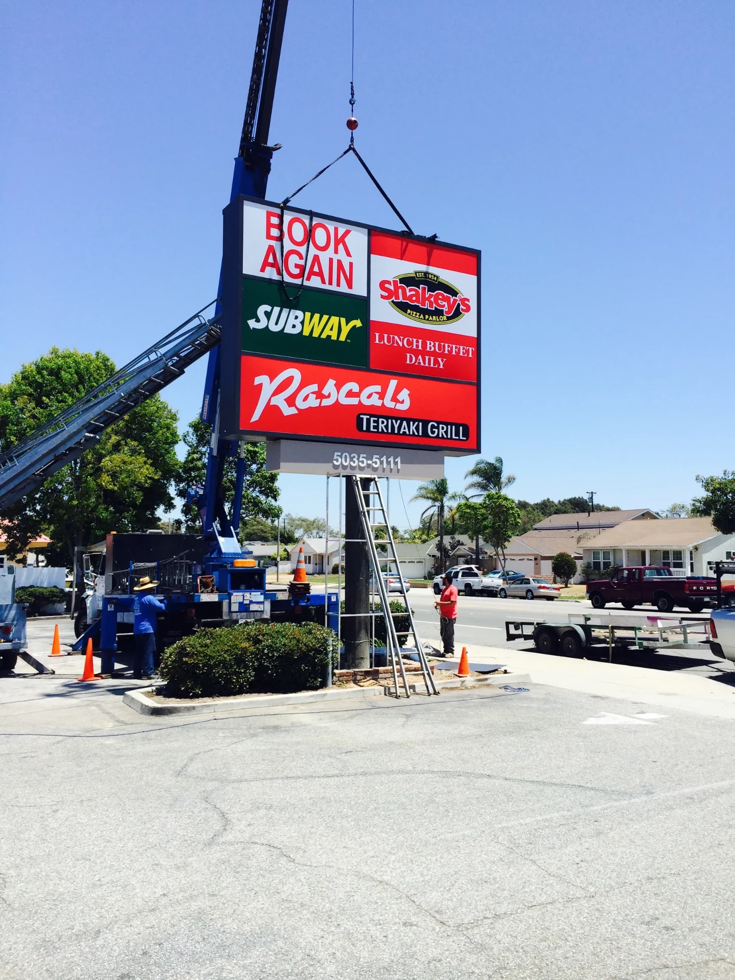 Multi-tenant roadside pylon sign